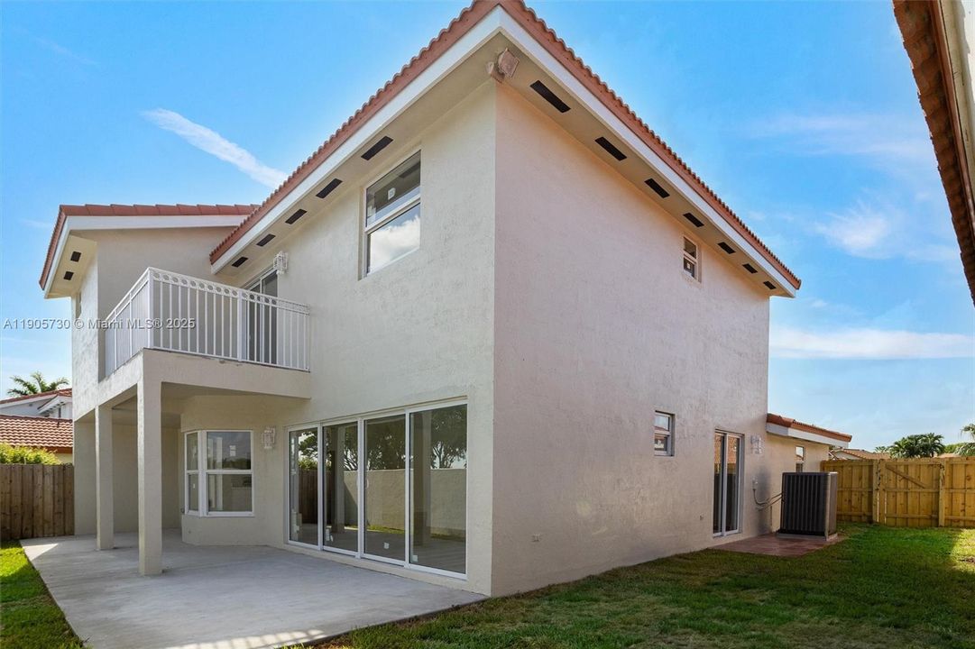 合同活跃: $4,100 (3 贝兹, 3 浴室, 2144 平方英尺)