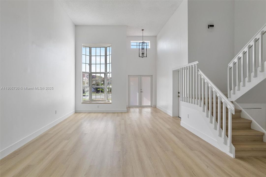 合同活跃: $4,100 (3 贝兹, 3 浴室, 2144 平方英尺)