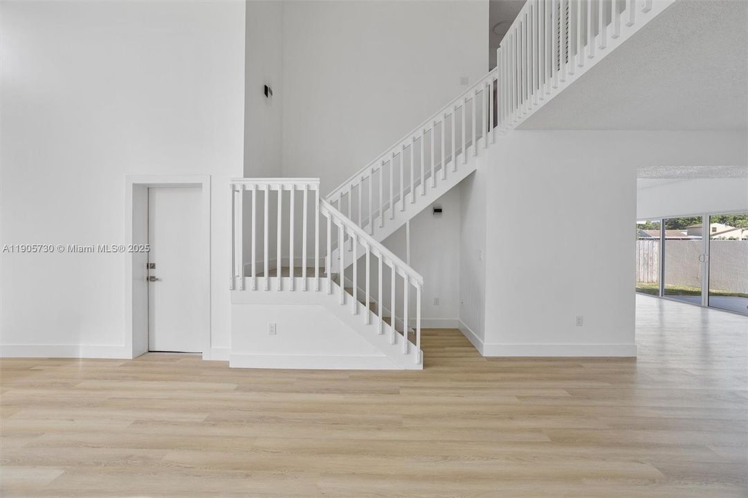 合同活跃: $4,100 (3 贝兹, 3 浴室, 2144 平方英尺)