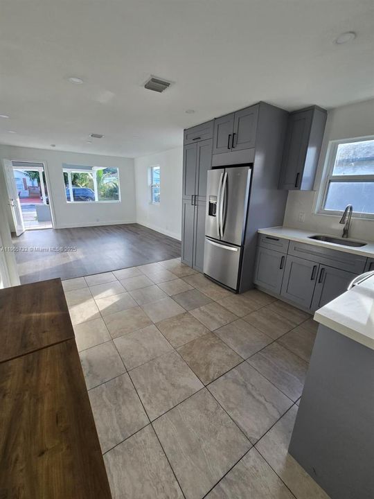 待售: $279,000 (2 贝兹, 1 浴室, 870 平方英尺)