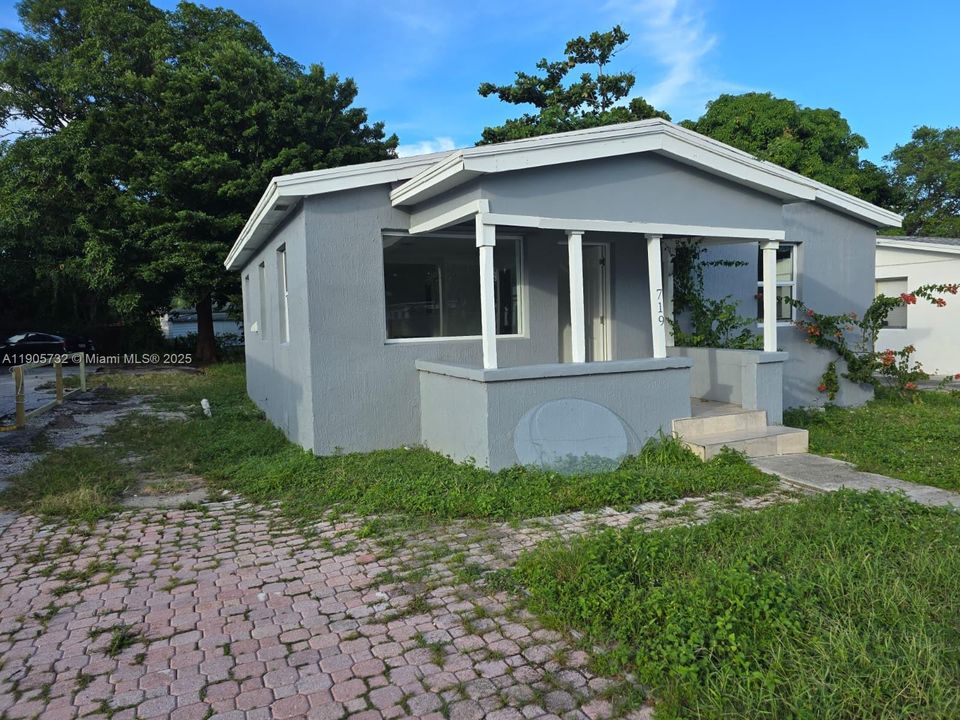 待售: $279,000 (2 贝兹, 1 浴室, 870 平方英尺)