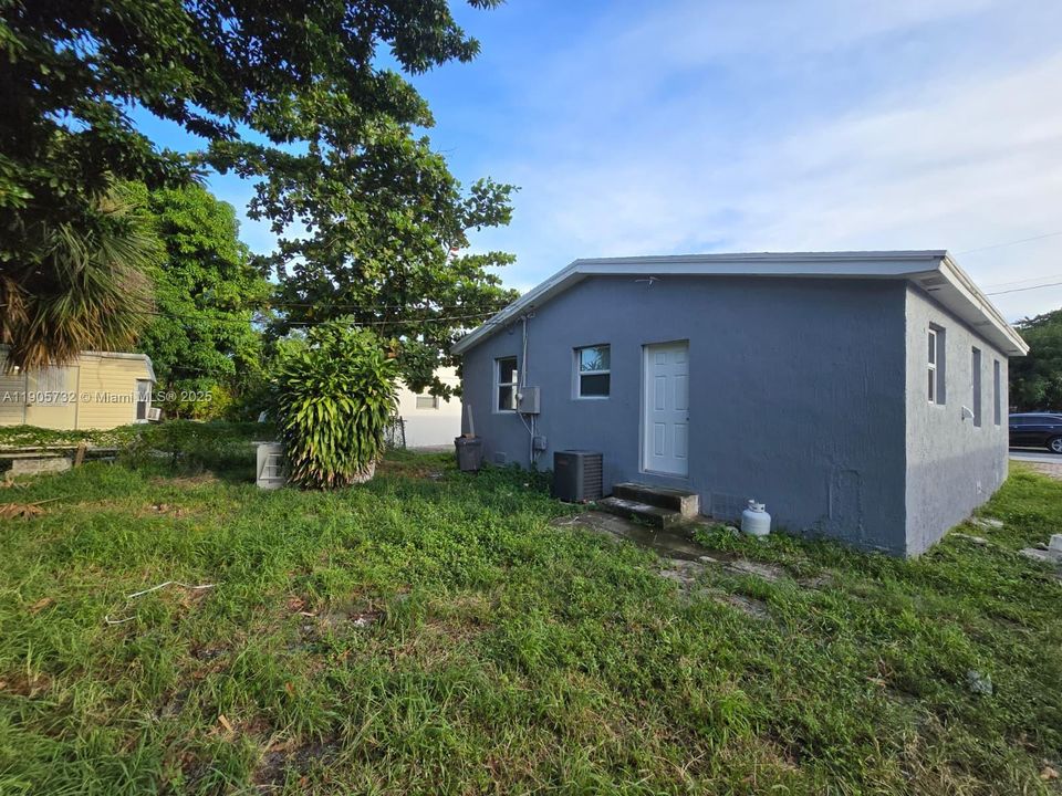 待售: $279,000 (2 贝兹, 1 浴室, 870 平方英尺)