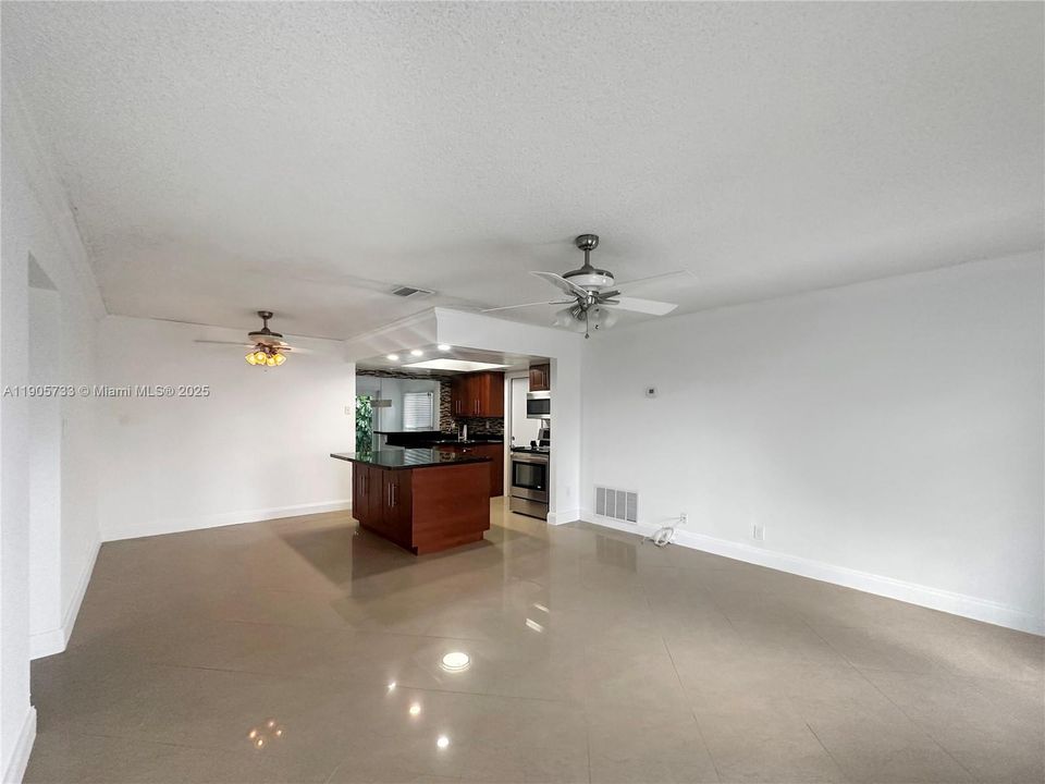 Activo con contrato: $2,775 (2 camas, 2 baños, 1118 Pies cuadrados)