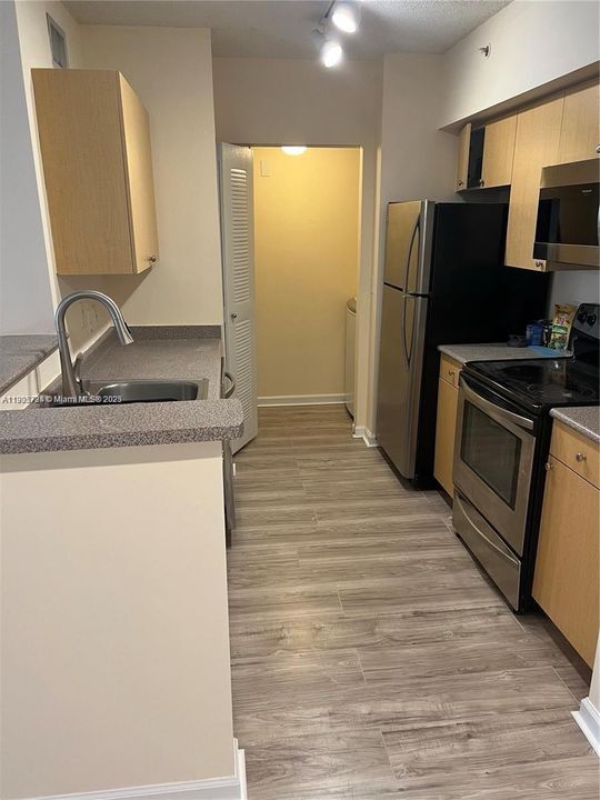 For Rent: $1,800 (2 beds, 1 baths, 1002 Square Feet)
