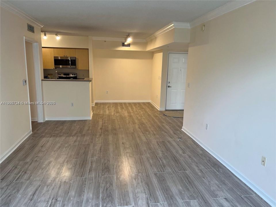 For Rent: $1,800 (2 beds, 1 baths, 1002 Square Feet)
