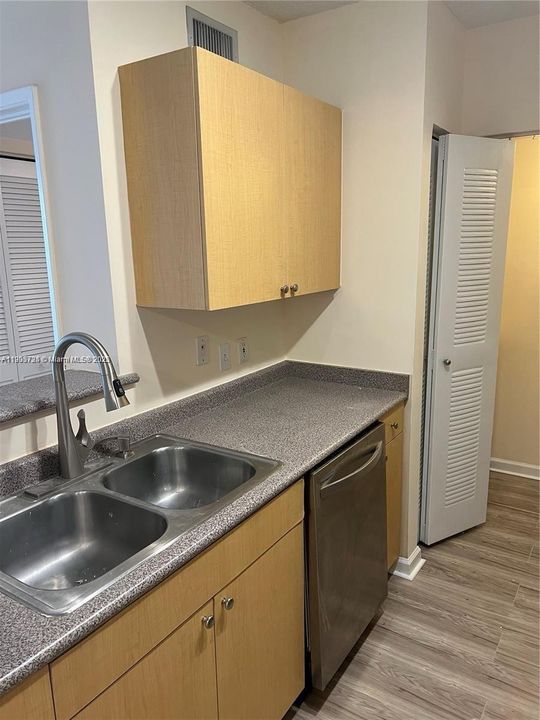 For Rent: $1,800 (2 beds, 1 baths, 1002 Square Feet)