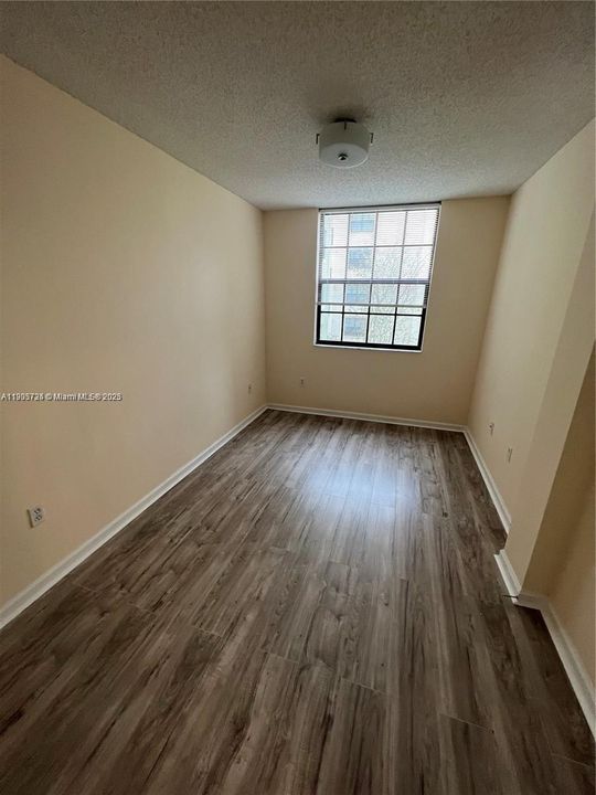 For Rent: $1,800 (2 beds, 1 baths, 1002 Square Feet)