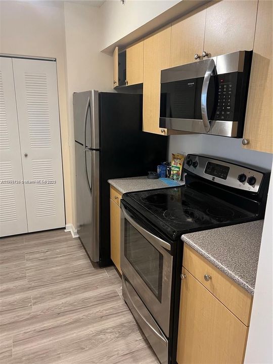 For Rent: $1,800 (2 beds, 1 baths, 1002 Square Feet)