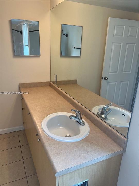 For Rent: $1,800 (2 beds, 1 baths, 1002 Square Feet)
