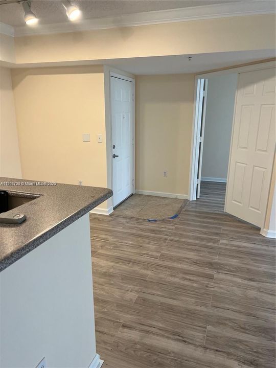 For Rent: $1,800 (2 beds, 1 baths, 1002 Square Feet)