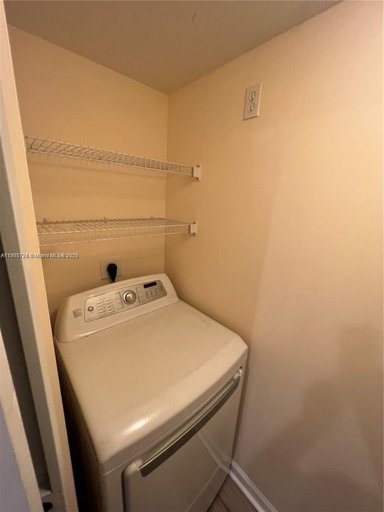 For Rent: $1,800 (2 beds, 1 baths, 1002 Square Feet)