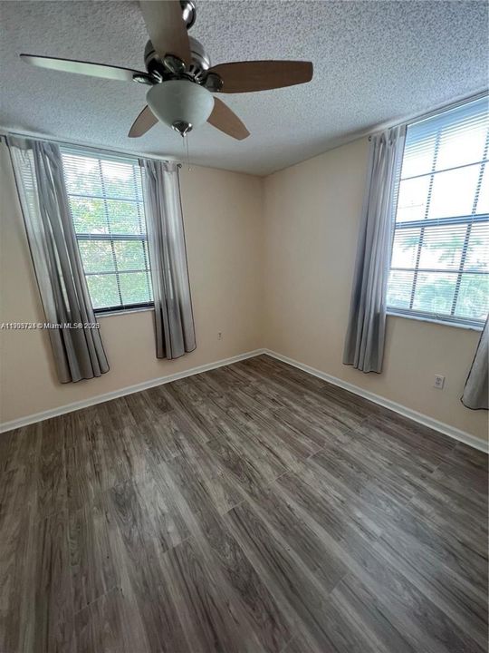 For Rent: $1,800 (2 beds, 1 baths, 1002 Square Feet)