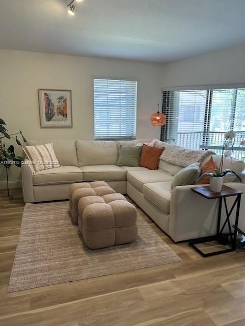 待售: $360,000 (2 贝兹, 2 浴室, 1115 平方英尺)