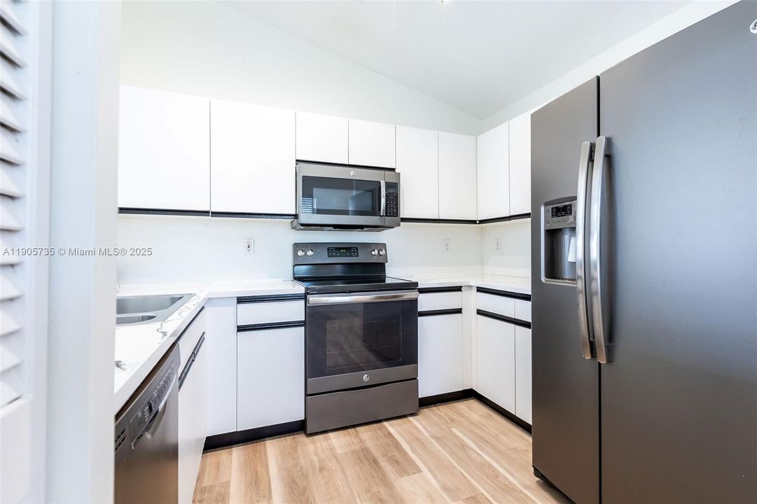 待售: $360,000 (2 贝兹, 2 浴室, 1115 平方英尺)