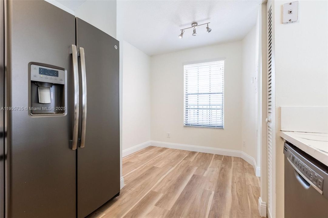 待售: $360,000 (2 贝兹, 2 浴室, 1115 平方英尺)