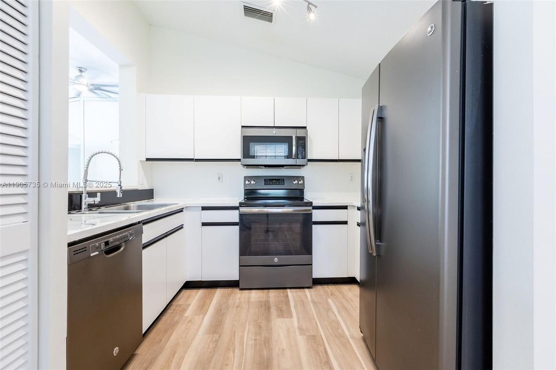 待售: $360,000 (2 贝兹, 2 浴室, 1115 平方英尺)