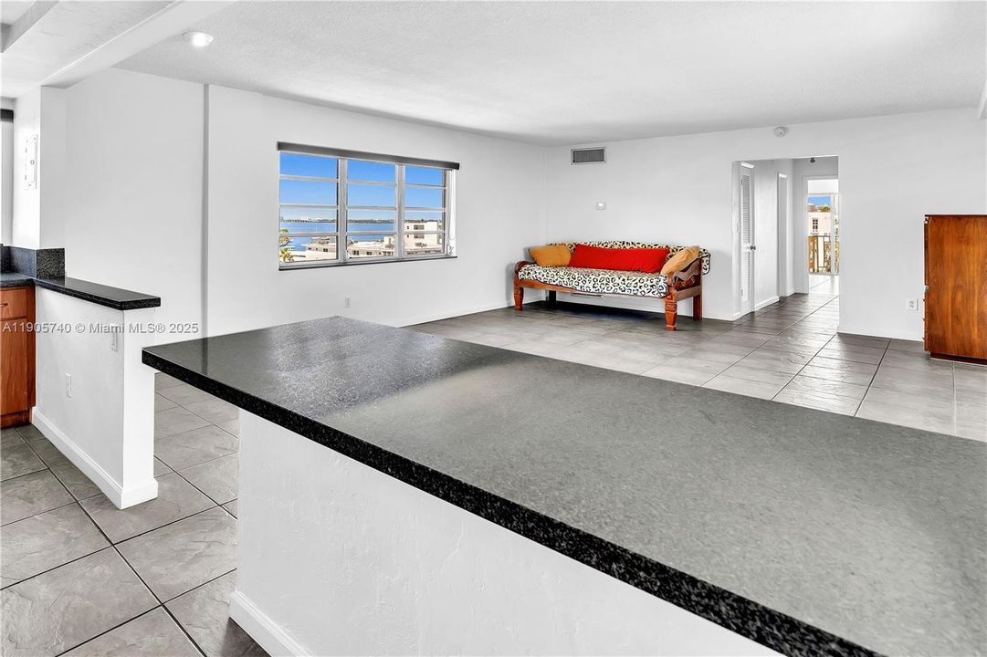 For Sale: $447,000 (1 beds, 1 baths, 847 Square Feet)