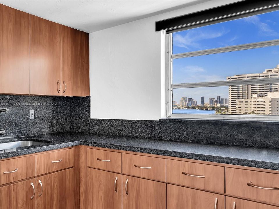 For Sale: $447,000 (1 beds, 1 baths, 847 Square Feet)