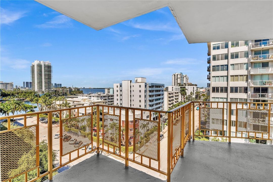 For Sale: $447,000 (1 beds, 1 baths, 847 Square Feet)