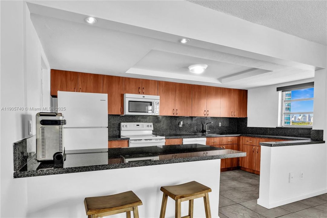 For Sale: $447,000 (1 beds, 1 baths, 847 Square Feet)