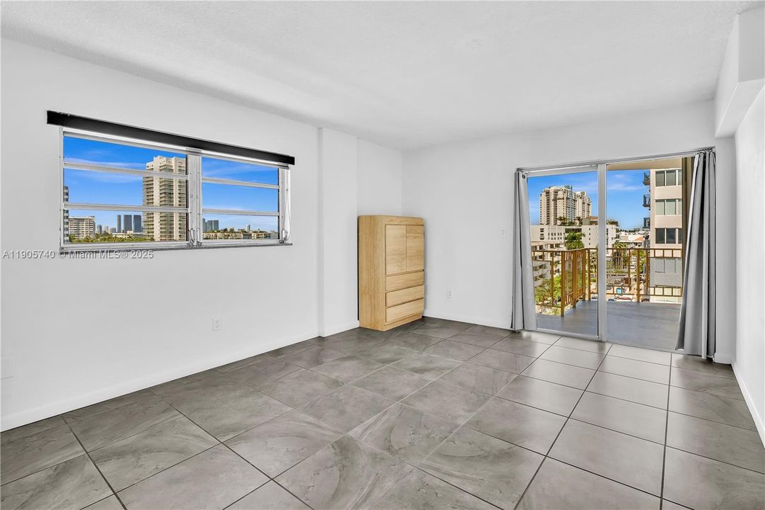 For Sale: $447,000 (1 beds, 1 baths, 847 Square Feet)