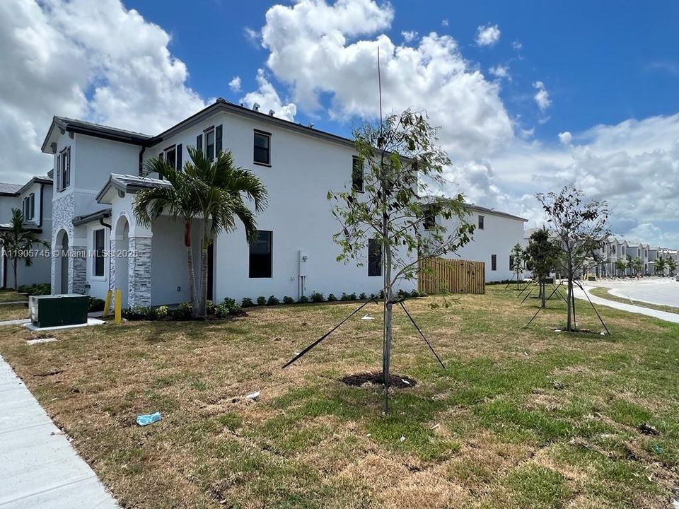 For Rent: $2,300 (3 beds, 3 baths, 1328 Square Feet)