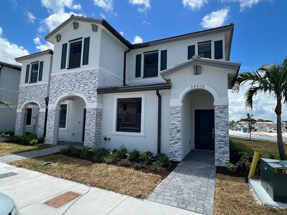 For Rent: $2,300 (3 beds, 3 baths, 1328 Square Feet)