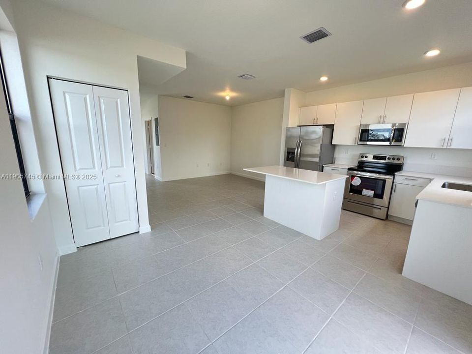 For Rent: $2,300 (3 beds, 3 baths, 1328 Square Feet)