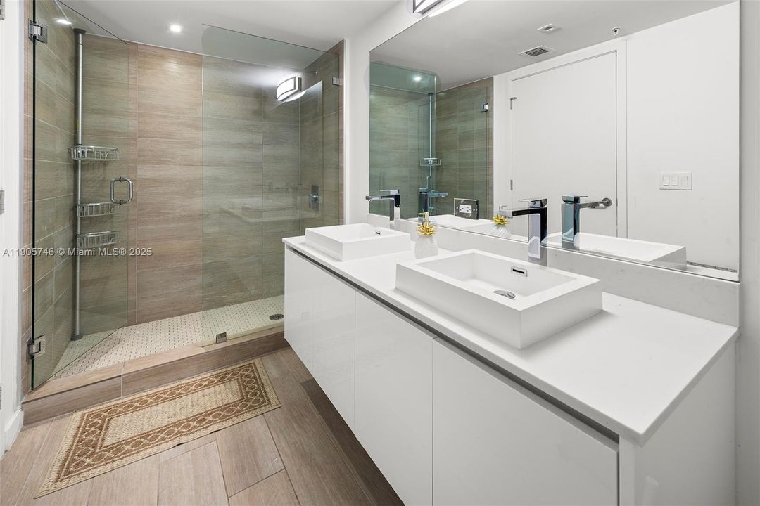 For Rent: $3,950 (2 beds, 2 baths, 962 Square Feet)