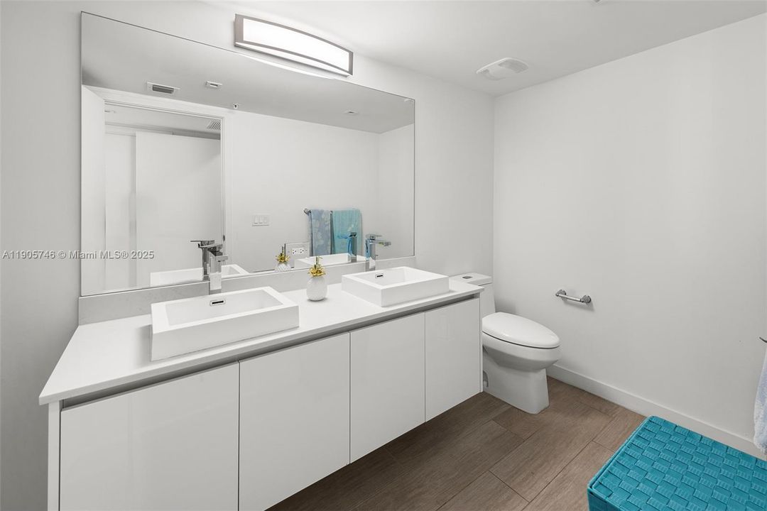 For Rent: $3,950 (2 beds, 2 baths, 962 Square Feet)