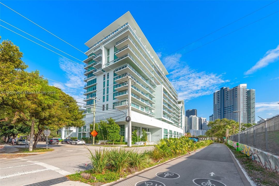 For Rent: $3,950 (2 beds, 2 baths, 962 Square Feet)