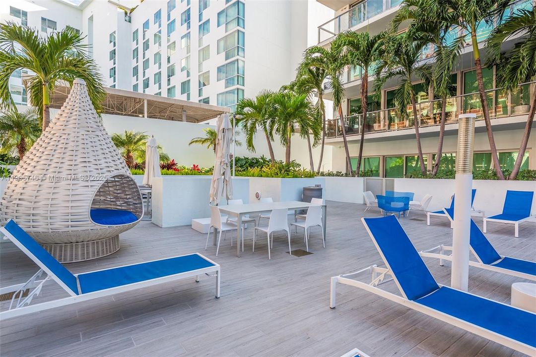 For Rent: $3,950 (2 beds, 2 baths, 962 Square Feet)