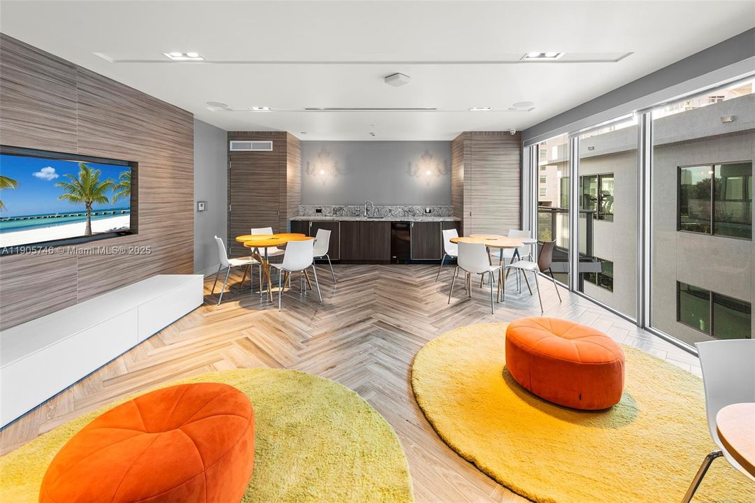 For Rent: $3,950 (2 beds, 2 baths, 962 Square Feet)