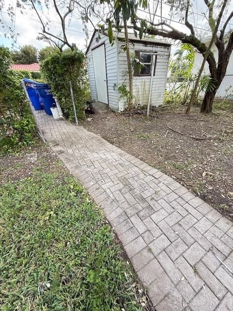 合同活跃: $370,000 (3 贝兹, 1 浴室, 1326 平方英尺)