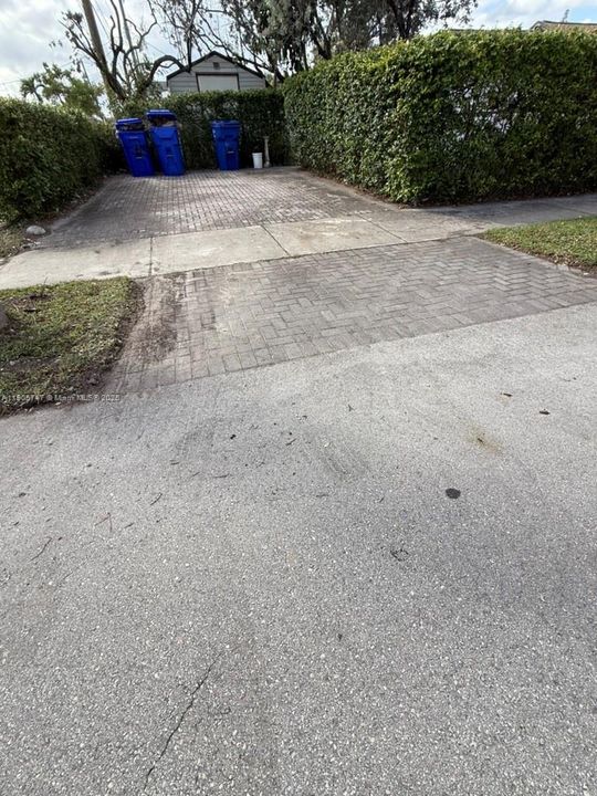 合同活跃: $370,000 (3 贝兹, 1 浴室, 1326 平方英尺)