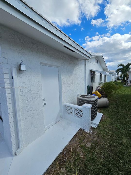 For Sale: $299,900 (2 beds, 2 baths, 1428 Square Feet)