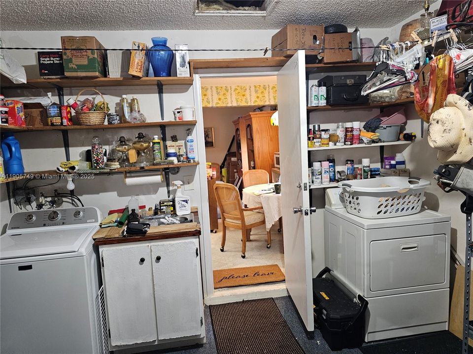 For Sale: $299,900 (2 beds, 2 baths, 1428 Square Feet)