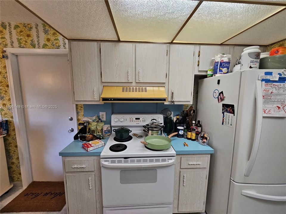 For Sale: $299,900 (2 beds, 2 baths, 1428 Square Feet)