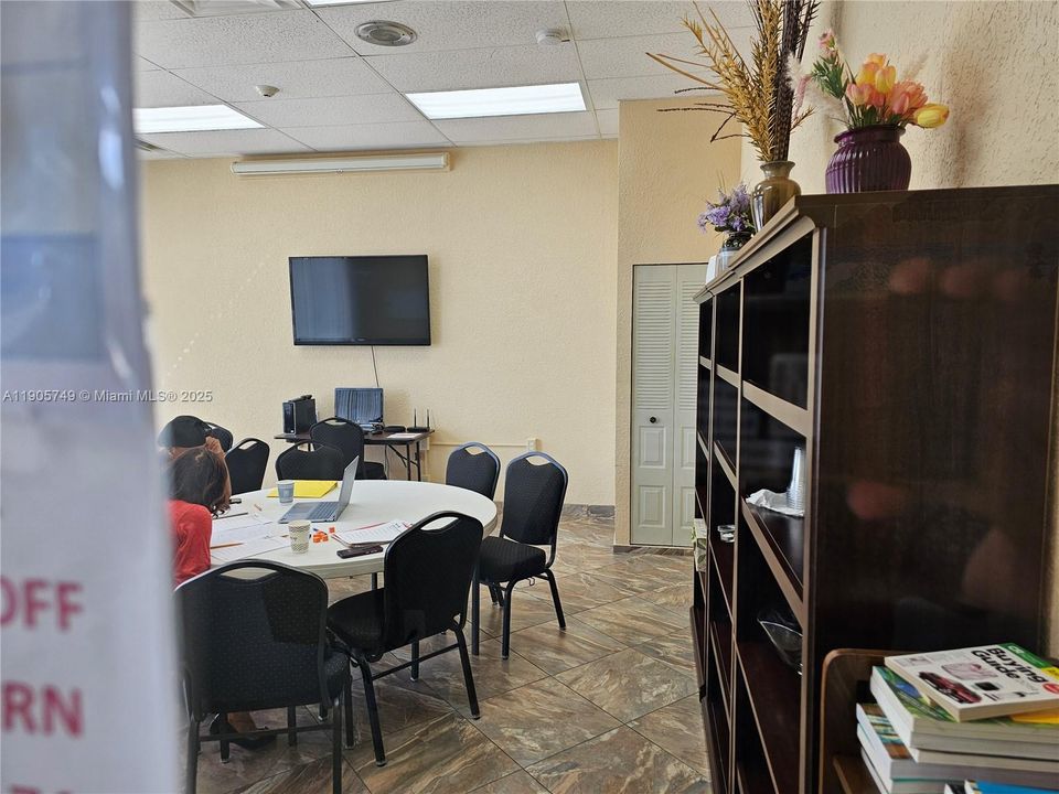 For Sale: $299,900 (2 beds, 2 baths, 1428 Square Feet)