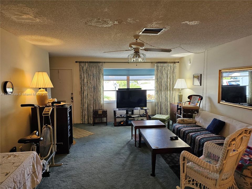 For Sale: $299,900 (2 beds, 2 baths, 1428 Square Feet)