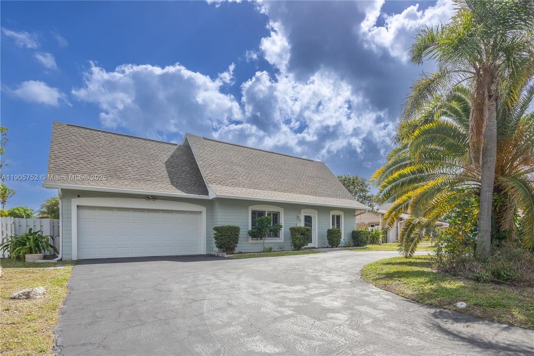 For Sale: $944,900 (5 beds, 3 baths, 2637 Square Feet)