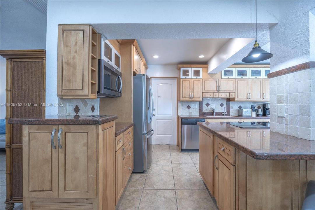 For Sale: $944,900 (5 beds, 3 baths, 2637 Square Feet)