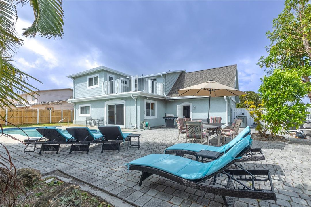 For Sale: $944,900 (5 beds, 3 baths, 2637 Square Feet)