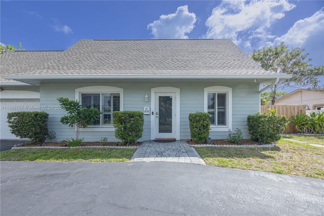 For Sale: $944,900 (5 beds, 3 baths, 2637 Square Feet)