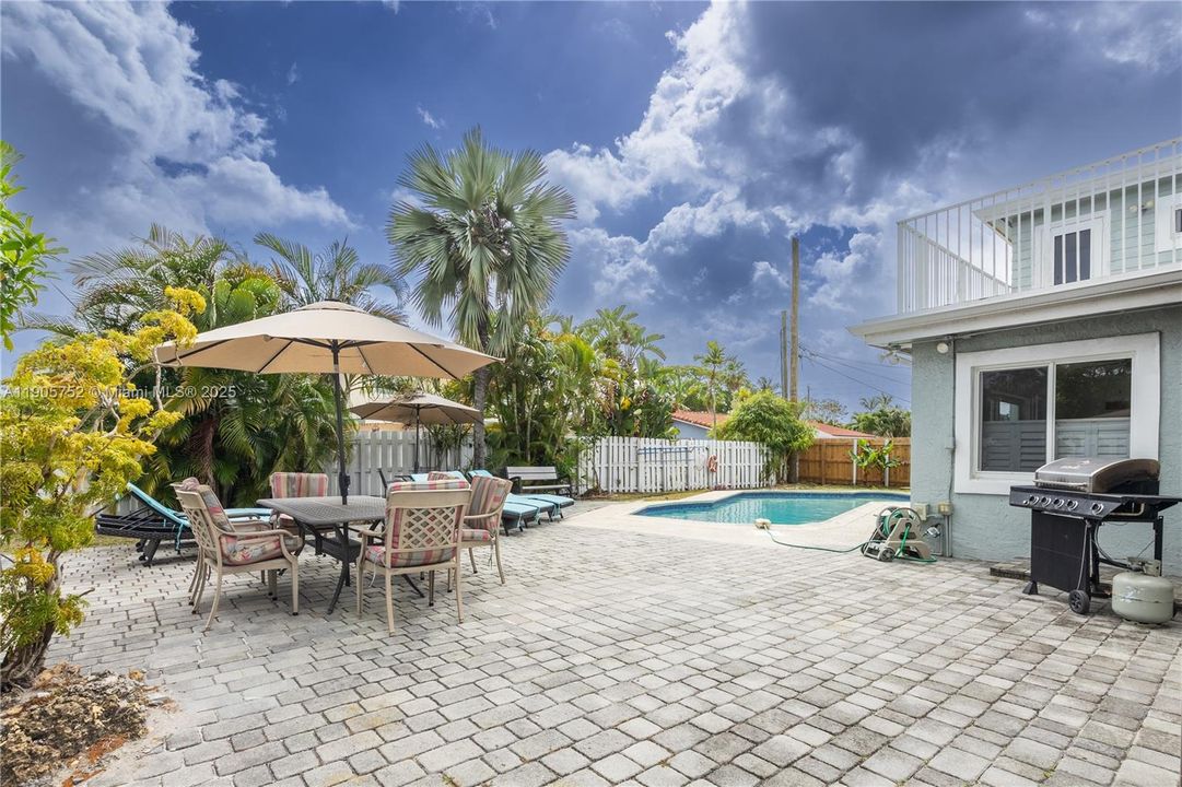 For Sale: $944,900 (5 beds, 3 baths, 2637 Square Feet)