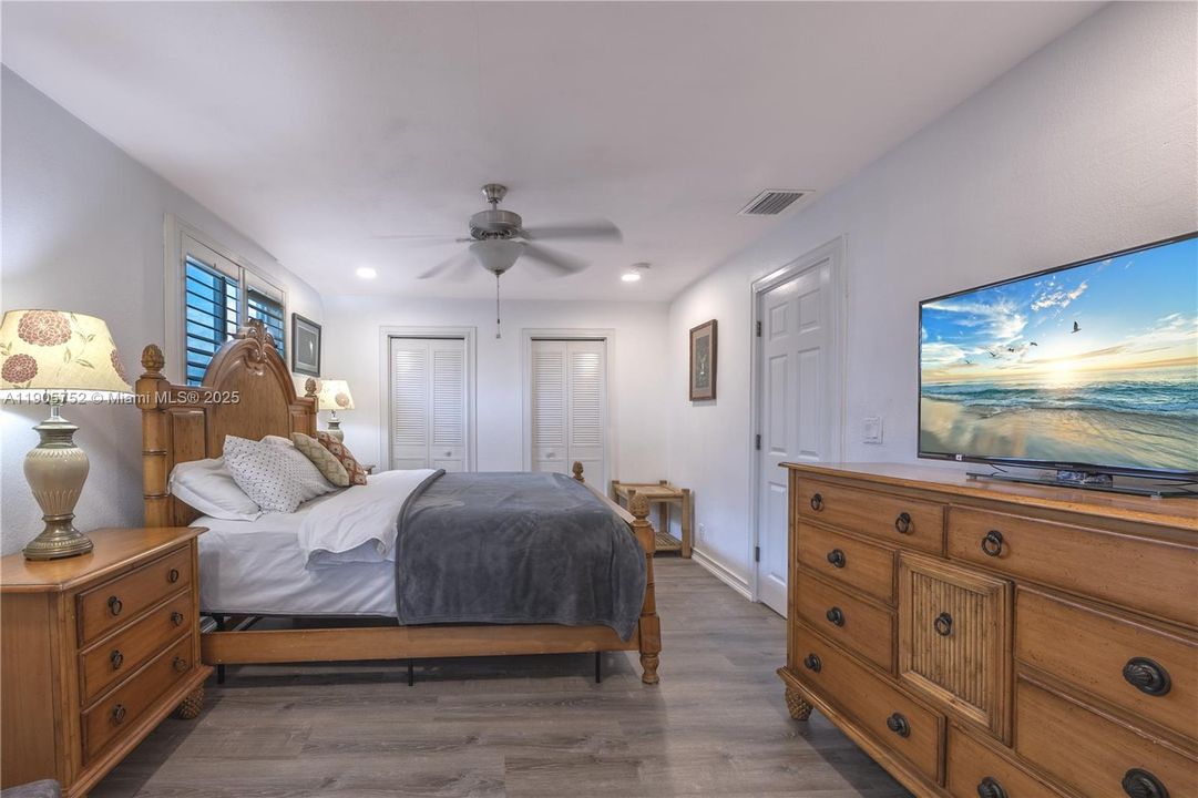 For Sale: $944,900 (5 beds, 3 baths, 2637 Square Feet)