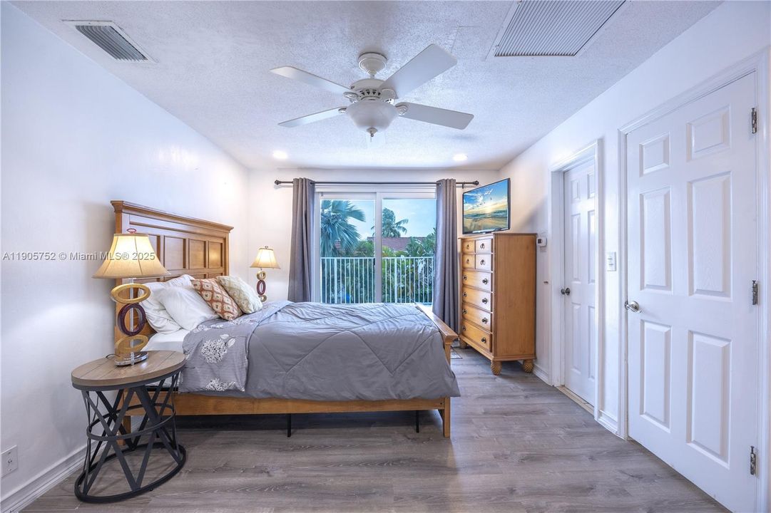 For Sale: $944,900 (5 beds, 3 baths, 2637 Square Feet)