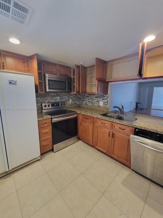 For Rent: $1,900 (2 beds, 2 baths, 1360 Square Feet)