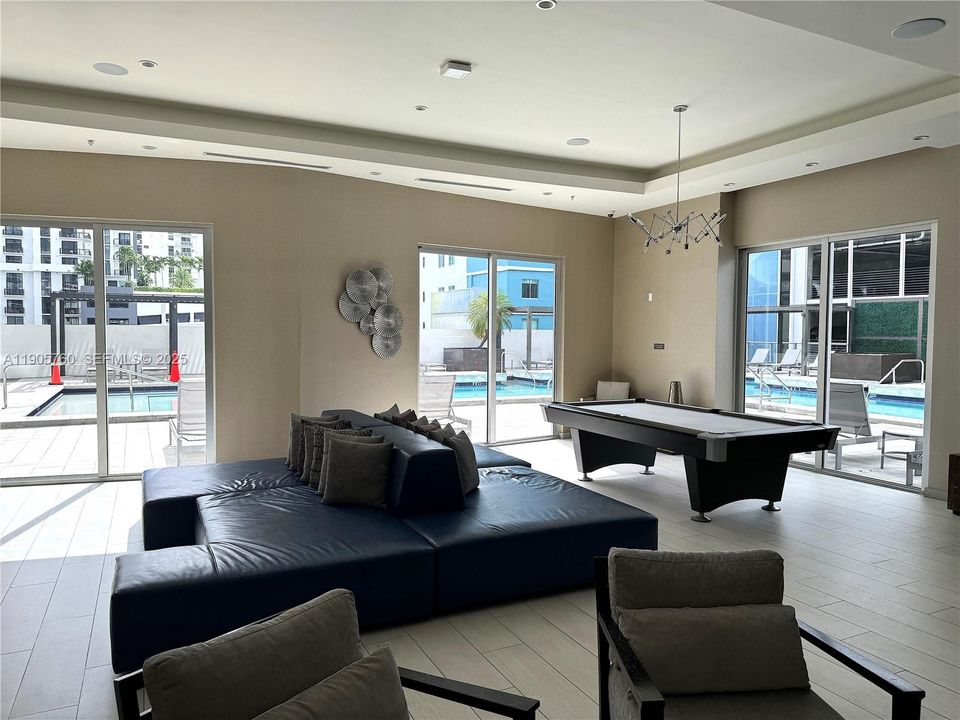 出租: $2,700 (1 贝兹, 1 浴室, 648 平方英尺)