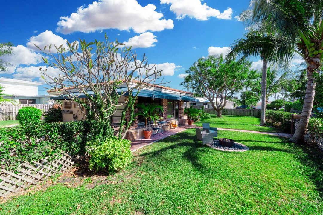 view front yard looking e